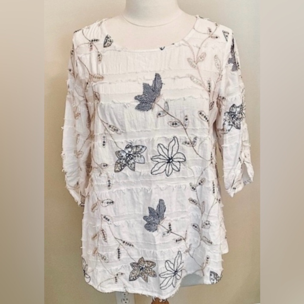 Yushi White Floral SZ M Sequin Embroidered Frayed Shabby Chic Boho Artsy Top